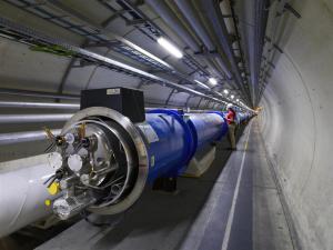 Montaż segmentów akceleratora LHC w tunelu na głębokości
100 m pod ziemią (ATLAS Experiment © 2013
CERN)