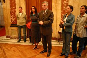 Ambasada RP w Buenos Aires. Na zdj. ambasador Stanisław Paszczyk
wraz z szefową zespołu Barbarą Uracz i członkami zespołu "Katowice"