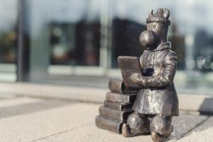 Bebok Cinibek stojący przed budynkiem CINiBA