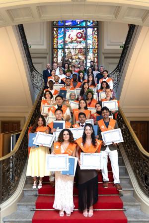 Absolwenci BIOPHAM podczas ceremonii wręczenia dyplomów
w Barcelonie w 2025 roku wraz z profesorami programu