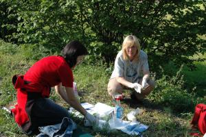 Dr Barbara Tokarska-Guzik (z prawej) podczas zbierania materiału w terenie w ramach programu monitorowania wędrówek inwazyjnych gatunków roślin z biegiem rzek