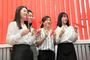 Podczas inauguracji działalności Centrum Języka i Kultury Chińskiej
odbyły się występy artystyczne studentów, a także pokazowe lekcje
języków: chińskiego, japońskiego i koreańskiego