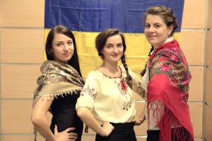 Anna Łożyńska, Natalia Tomczewska-Popowicz oraz Oleksandra
Ivanowa podczas Dnia Kultury Ukraińskiej
