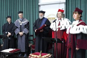 Od lewej: prof. dr hab. Ewa Ogrodzka-Mazur, prof. dr hab. Zenon Gajdzica, prof. dr hab. Jerzy Nikitorowicz,
prof. dr hab. Ryszard Koziołek i prof. dr hab. Ewa Jarosz