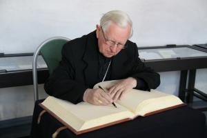 JE Arcybiskup dr Damian Zimoń, metropolita katowicki, wpisał się do
księgi pamiątkowej