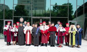 Pamiątkowe zdjęcie uczestników uroczystości wykonane przed budynkiem
Wydziału Teologicznego UŚ