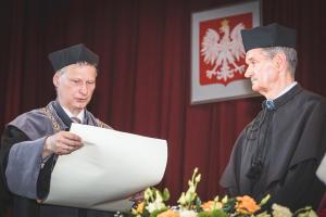 Dziekan Wydziału Etnologii i Nauk o Edukacji prof. Zenon Gajdzica odczytał treść dyplomu