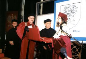 Ryszard Kapuściński podczas uroczystości nadania tytułu doktora honoris causa Uniwersytetu Śląskiego 17 października 1997 roku