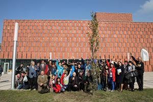 Uczestnicy Święta Drzewa 2013 przed budynkiem Centrum Informacji Naukowej i Biblioteki Akademickiej