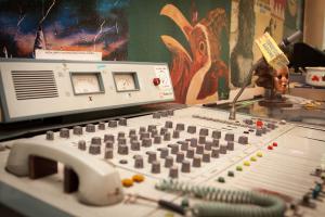 Stół realizatorski znajdujący się w radiowym muzeum