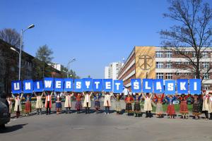 Studenci Uniwersytetu Śląskiego na deptaku przed rektoratem odtworzyli historyczne zdjęcie