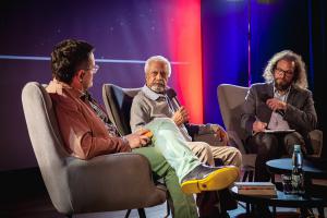 Od lewej: Bartosz Wójcik (prowadzący), Abdulrazak Gurnah,
Łukasz Borkiewicz (tłumacz)