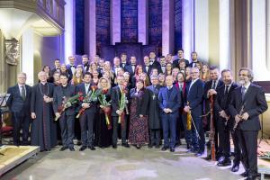 Wykonawcy oraz patroni honorowi podczas koncertu galowego W przedświątecznym nastroju
z muzyką Krzesimira Dębskiego