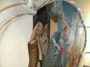 Fragment fresku Syn marnotrawny w kościele Marii Magdaleny w Tychach.
Po lewej: surowa warstwa arriciato, po prawej: malowidło naniesione
na warstwę intonaco