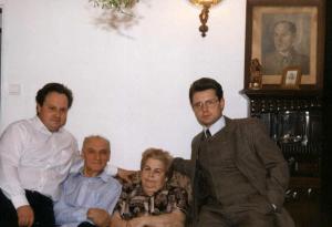 Prof. Stanisław Grzeszczuk z żoną Stanisławą i synami: Maciejem i Michałem | fot. archiwum autora