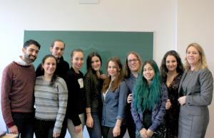 Dr Cecylia Tatoj (pierwsza z prawej) ze studentami z Hiszpanii, reprezentującymi uczelnie z Alicante, Granady,
León, Valladolid i Las Palmas