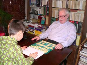 Prof. Jerzy Paszek podczas gry z wnukiem