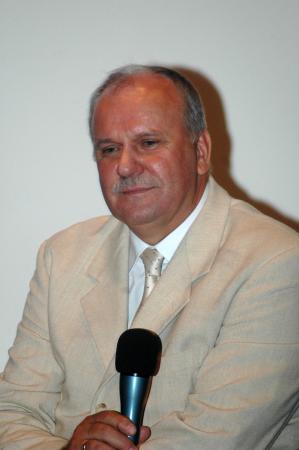 Prof. zw. dr hab. Stanisław Juszczyk jest kierownikiem Katedry Pedagogiki Wczesnoszkolnej i Pedagogiki Mediów w Instytucie Pedagogiki Uniwersytetu Śląskiego