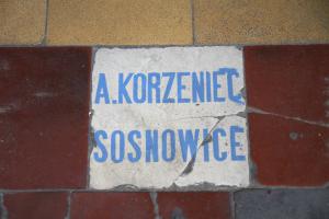 Kafelek na progu kamienicy przy ul. Żytniej 16 w Sosnowcu stał się impulsem do
napisania powieści