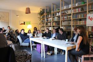 Pierwsze powakacyjne spotkanie w ramach cyklu „Kawa i czasopisma” odbyło się 3 października
w Cafe Bellmer w Katowicach