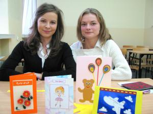 Studentki pedagogiki prezentujące kartki z pozdrowieniami dla dzieci z Kasisi