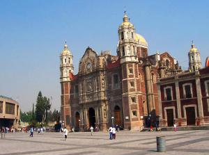 Szesnastowieczna katedra w Mexico City przechylona na
skutek osiadania gruntu
