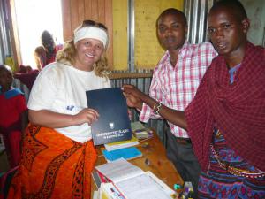 Dr Anna Watoła i Simon Kama, nauczyciel ze szkoły w Amboseli
