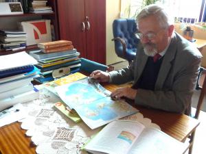 Prof. dr hab. Andrzej Jankowski recenzuje ukraińskie materiały do nauczania geografii