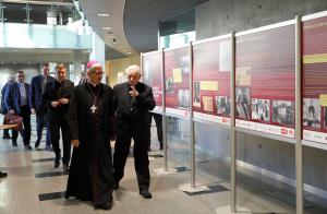 Konferencji towarzyszyły dwie wystawy poświęcone ks. Augustowi Hlondowi. Na zdjęciu abp Wiktor Skworc i abp senior Damian Zimoń