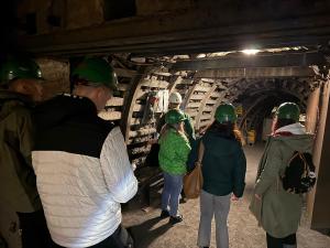 Studenci kierunku administrowanie środowiskiem podczas zajęć
terenowych w kopalni