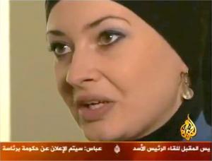 Rozmowy w telewizji Al Jazeera są często prowadzone w dialekcie regionalnym, jednak często opatrzone są na dole ekranu napisami w języku literackim