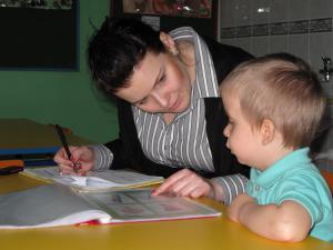 Studentka Marzena Nagrodzka prowadzi badanie
przesiewowe mowy (Miejskie Przedszkole nr 94 w Katowicach)