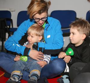 Terapeutyczne zajęcia dla dzieci z dysfunkcjami sensorycznymi – między innymi z wadą słuchu,
z zespołami genetycznymi – odbywające się w Centrum Logopedii UŚ (grudzień 2016)