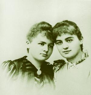 <p>Maria Skłodowska z siostrą</p>