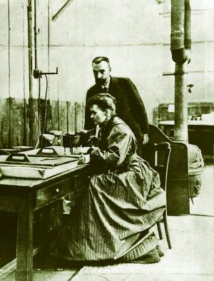 <p>Maria Skłodowska-Curie z mężem Piotrem podczas pracy</p>