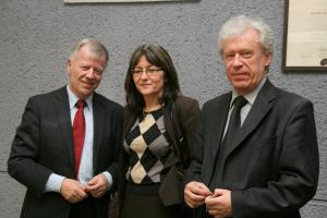 Od lewej: prof. zw. dr hab. Jan Miodek, prof. UŚ dr hab. Jolanta Tambor i prof. UŚ dr hab. Romuald Cudak