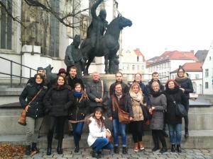 Grupa studentów z Uniwersytetu Śląskiego przed katedrą w Augsburgu
