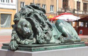 Lew śpiący – rzeźba z 1873 roku znajdująca się na rynku w Bytomiu