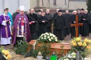 Pożegnanie ks. prof. Wincentego Myszora na cmentarzu parafialnym w Chełmie Śląskim
