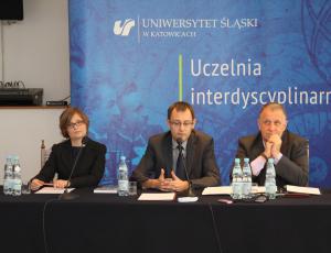 Od lewej: dr Barbara Lewicka, dr Krzysztof Bierwiaczonek i prof. UŚ dr hab. Tomasz Nawrocki