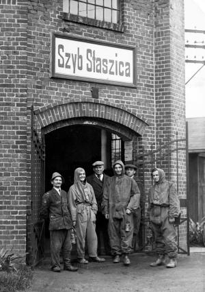 Pracownicy przed szybem „Staszic” w kopalni srebra w Tarnowskich
Górach 
