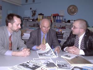 Od lewej: prof. dr hab. Dariusz Rott, Ryszard Kapuściński i Mariusz Kubik w ówczesnej redakcji „Gazety Uniwersyteckiej UŚ”