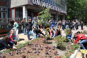 W sadzeniu roślin przed rektoratem pomagali studenci UŚ oraz uczniowie szkół ponadgimnazjalnych