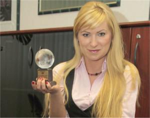 Szklana kula symbolizująca ziemski glob to wyróżnienie, jakie dr Magdalena Ochwat otrzymała od serwisu Nauka w Polsce Polskiej Agencji Prasowej