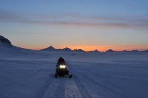 Powrót z prac terenowych lodowcem Hansa o zachodzie Słońca