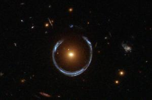 Przykład soczewkowania grawitacyjnego. Galaktyka LRG 3-757 zniekształca obraz dalszej galaktyki