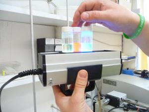 Obraz świecących polimerów pod wpływem działania promieni ultrafioletowych