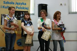 Laureatki tegorocznej edycji „Sprawdzianu z polskiego”, pierwsza od prawej Mila Gavrilović z Serbii – zdobywczyni tytułu Cudzoziemskiego Mistrza Języka Polskiego
