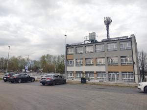 Połowa budynku dawnej szkoły jest współcześnie obiektem noclegowym.
Druga jej połowa nie istnieje