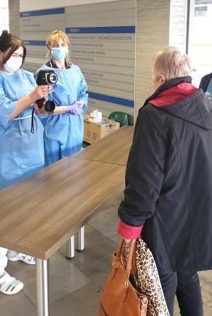 Każdemu z pacjentów Uniwersyteckiego Centrum Klinicznego
im. prof. K. Gibińskiego Śląskiego Uniwersytetu Medycznego
w Katowicach mierzona jest temperatura ciała za pomocą kamery
termowizyjnej